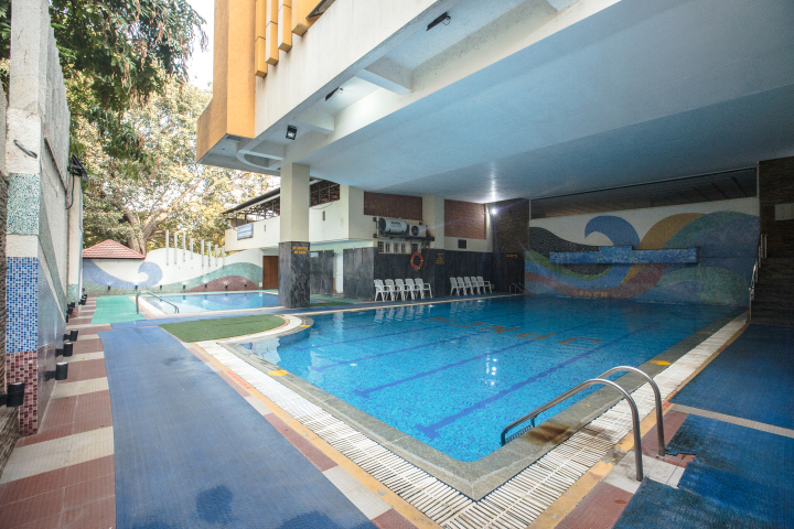 The semi-indoor swimming pool